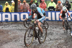 Atleta in gara Ciclocross con Wilier Triestina e pneumatici con sezione massima di 33 mm, i quali consentono di superare le aree fangose e sabbiose del circuito.