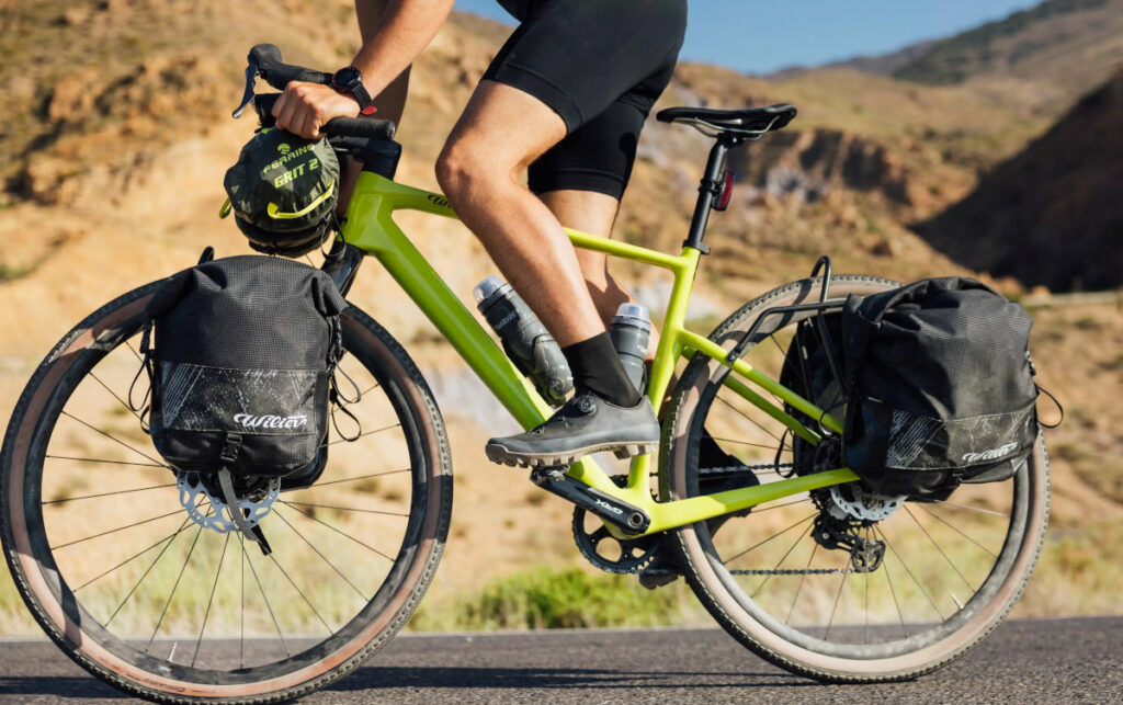 Bicicletta gravel Wilier Triestina Adlar equipaggiata con borse, portapacchi ed accessori sul telaio.